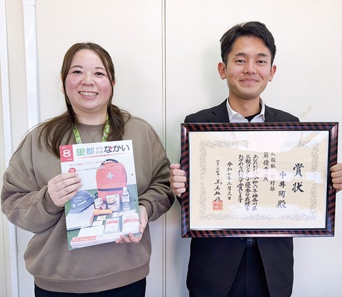 受賞号と賞状を手に喜ぶ内田千鶴さん（左）と石田さん