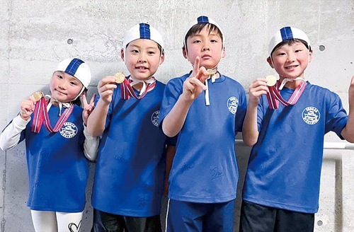 優勝を喜ぶ４人＝保護者提供