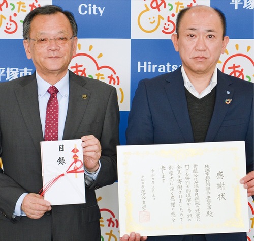 斉藤支店長（右）と落合市長