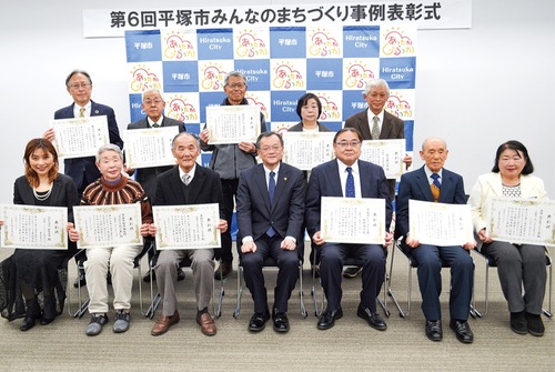 表彰式の様子。賞状を持ち笑顔の受賞者ら