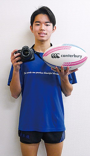 カメラとボールを持つ京田さん