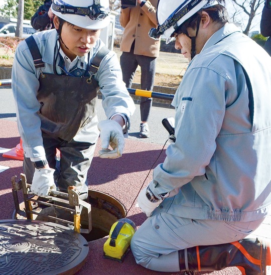 市の職員がマンホールの中に入り、目視で確認を行った