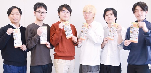 リーフレットをＰＲする学生たち