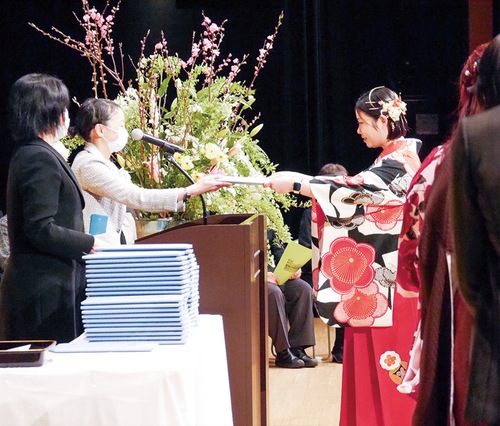 志村校長から卒業証書を受け取る卒業生