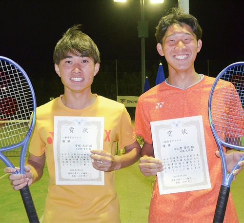 賞状を手に喜ぶ曽根さん（左）と日比野さん