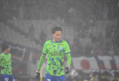 キックオフ直後から降り始めた雨と寒さ。後半には雪に変わり、選手の足も重かった印象。この寒さを戦い抜いた現地サポーターに勝ち点３！（寒過ぎて満足度はマイナス３）