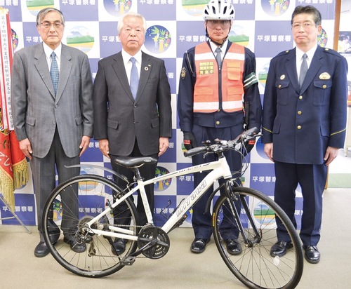 右から石井署長、サイクルポリス、石崎会長、瀧澤英行同会副会長