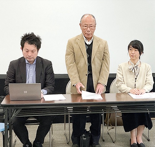 記者クラブで会見する原告団