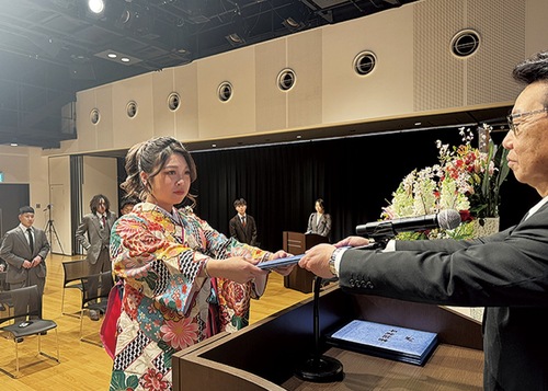 井出会長（右）と卒業生
