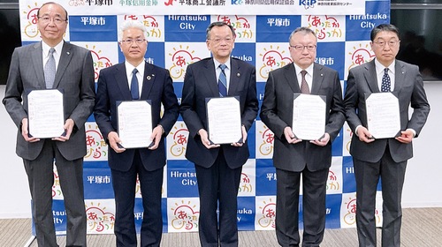 （右から）武井理事長、常盤会頭、落合市長、尾上理事長、小板橋会長