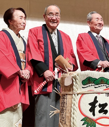 鏡開きに臨む升水さん（中央）と説子夫人