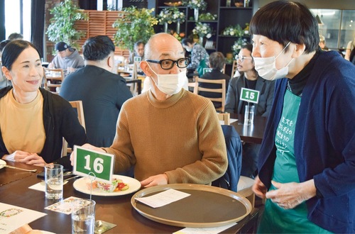 笑顔で接客する様子