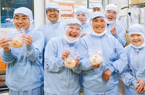 パンを手に喜ぶ利用者ら