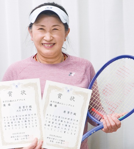 賞状を手に笑顔の原さん