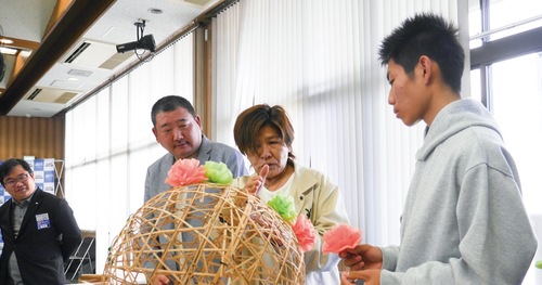 七夕飾り体験の様子