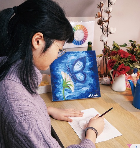 鉛筆でデッサンする堀内さん