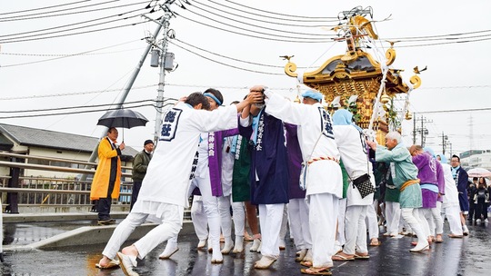 六所神社大神輿による渡り初めの様子