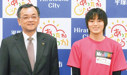 落合市長に優勝報告した小宮さん