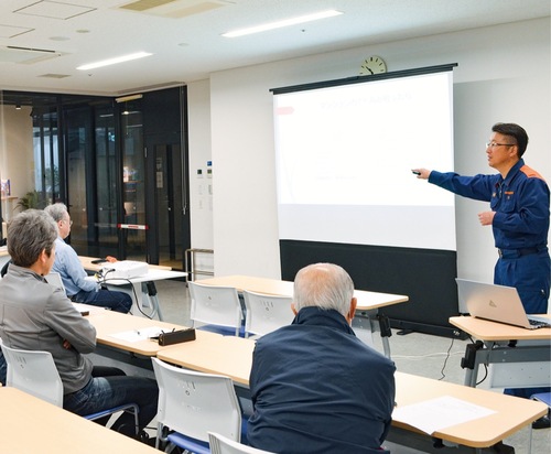 講習を聞く参加者ら