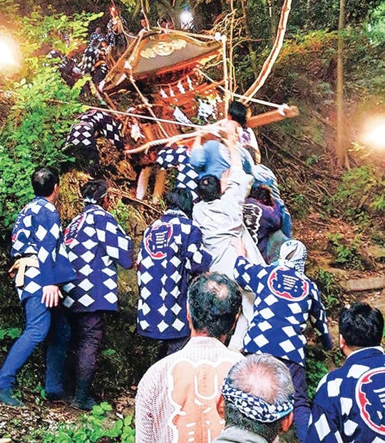 過去の山神輿の様子（提供写真）