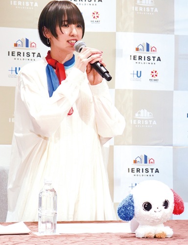 記者会見で抱負を語る南さん