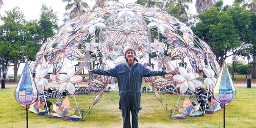 作品の前に立つ松本さん