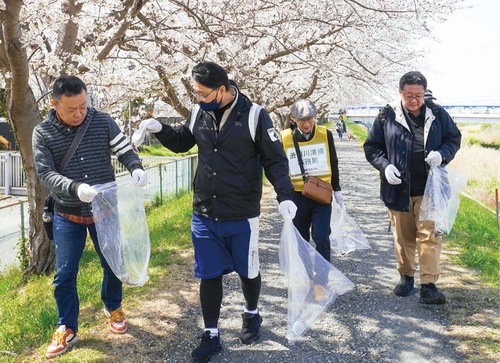 ごみ拾いをする参加者