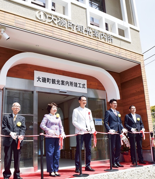 テープカットの様子