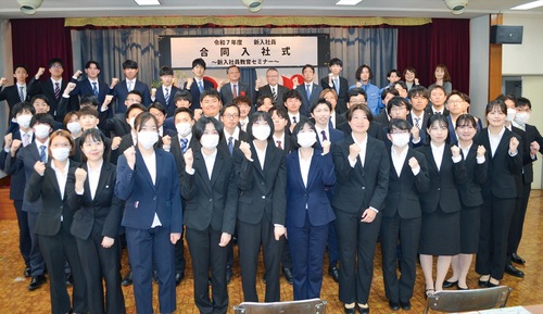 ガッツポーズに決意を込める新入社員ら