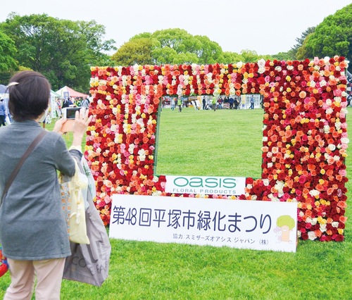 バラアートを撮影する来場者（写真は昨年）