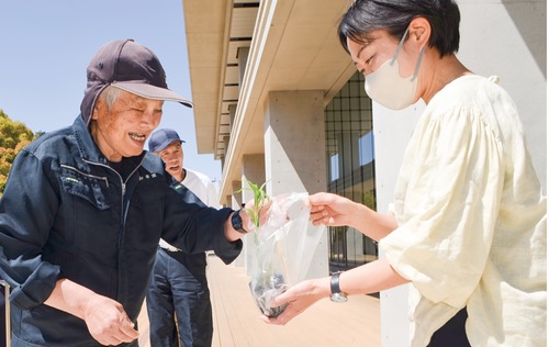 苗を渡す利用者ら
