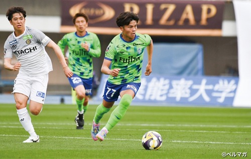 虎視眈々とチャンスを狙う石井久継選手。平塚でのゴールに期待