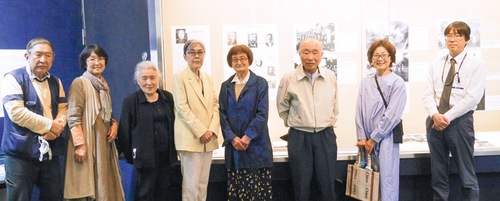 活動メンバーと早田学芸員（右）