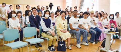 セクテルのメンバー（前列中央）と参加者