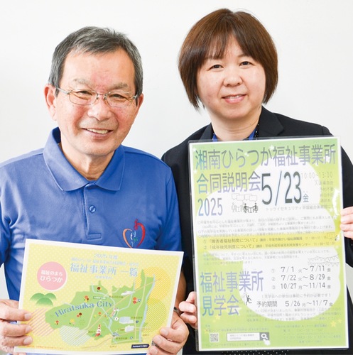 合同説明会をPRする福祉ショップありがとうの高橋眞木さん（左）と高田校長