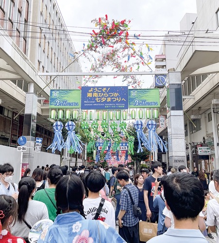 まつり会場に集まる多くの来場者