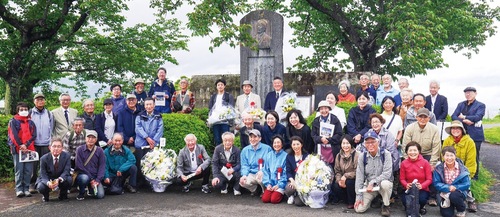 碑前に集まる出席者