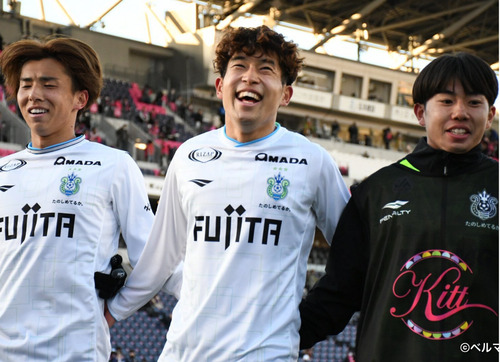 ホーム浦和戦ではVARで取り消し幻のゴールもあった奥野選手が、東京ヴェルディ戦で決勝点を決めた（写真中央、別試合の写真）