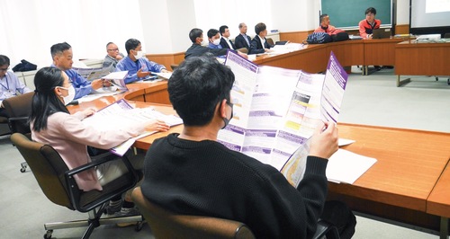 ハザードマップを確認する受講者ら