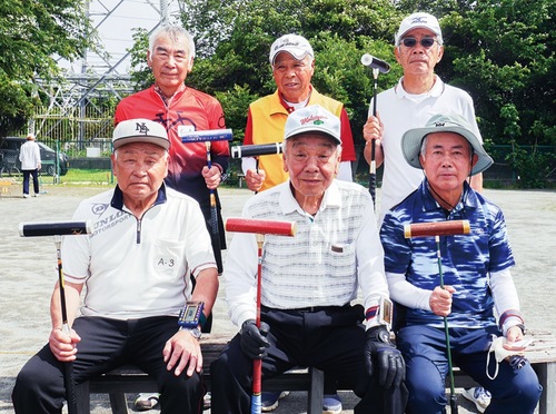 後列左から藤沢昭さん、青柳好満さん、中山正彦さん、前列左から小泉秋夫さん、山下正昭さん、中村治さん