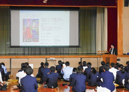 栗原さんが講演する様子