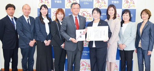 感謝状を持つ井出会長と目録を持つ落合市長