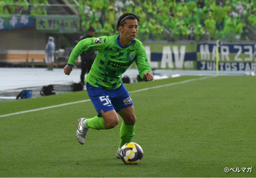 俊足でサイドを駆ける藤井選手。クロスボールの正確さが上がればさらに強力に