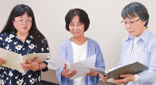 練習する永井会長（中央）ら