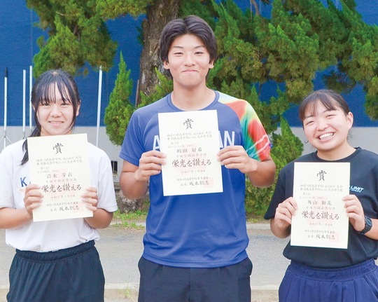 賞状を手に笑顔の（左から）清水さん、嶋田さん、外山さん