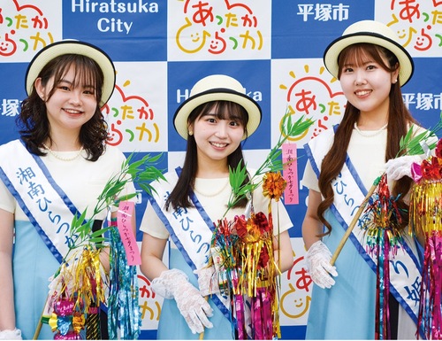 織り姫に選ばれた３人。左から横手春菜さん、石川愛梨さん、佐藤妃来さん