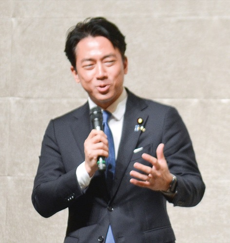 講演をする小泉衆議院議員
