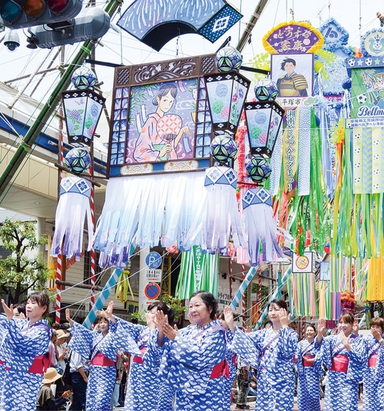 昨年、七夕飾りの下で行われたパレード