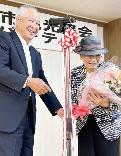福澤会長から花束を受け取る平野氏