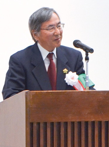 あいさつに立つ志村会長